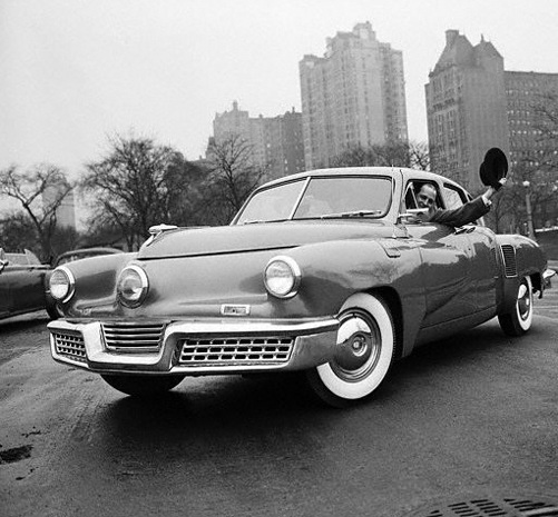 en-rad-tucker-bilar-utanfc3b6r-domstolsbyggnaden-copia